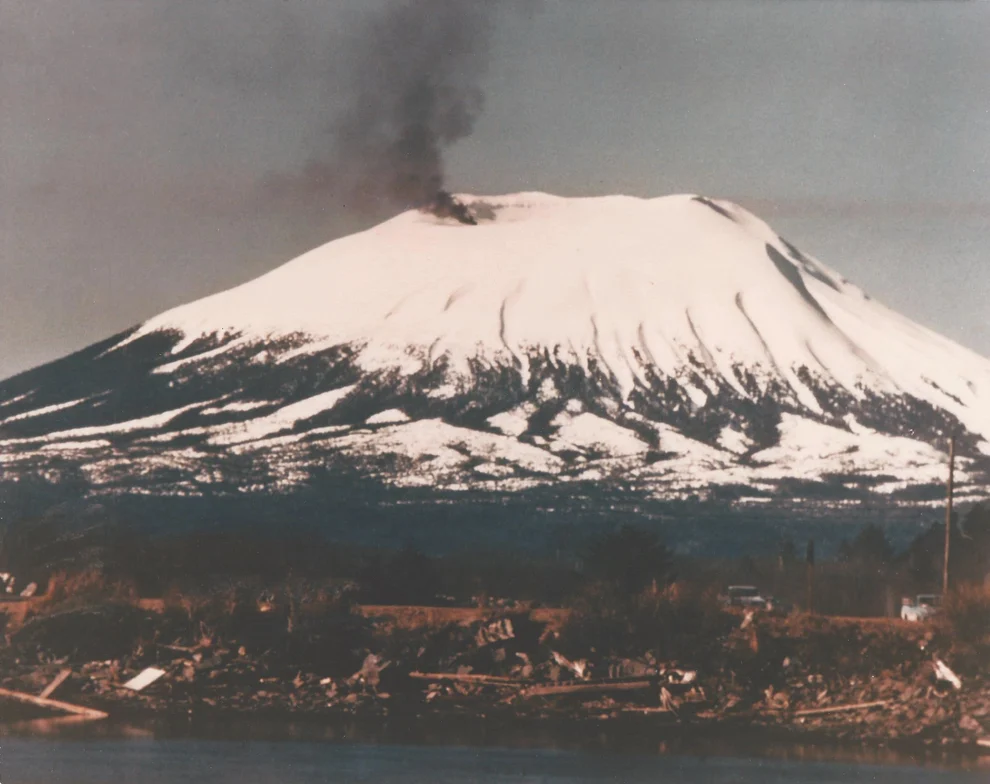 Picture of black smoke billowing from Mt Edgecumbe.